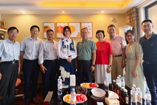 西南政法大学校长林维和多位西政上海校友一起看望新生陈婧菲。受访者供图