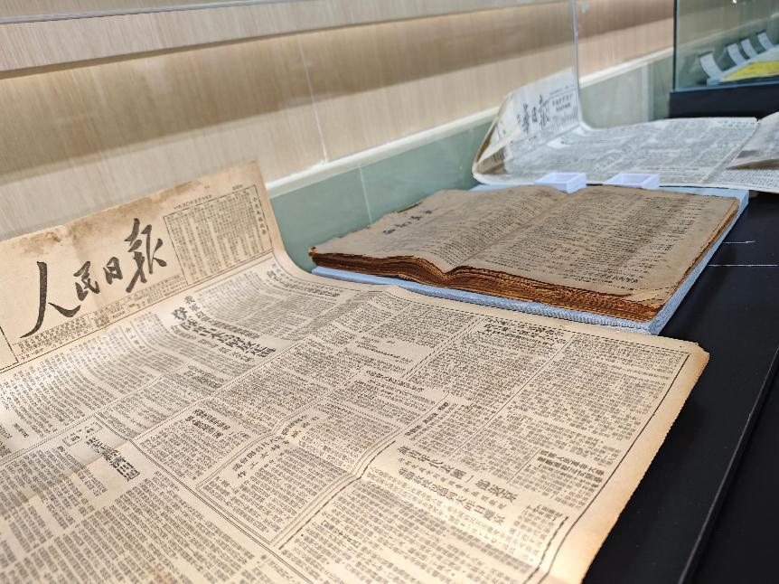 校史馆陈列物品：1950年5月18日《人民日报》报道西南人民革命大学开学盛况