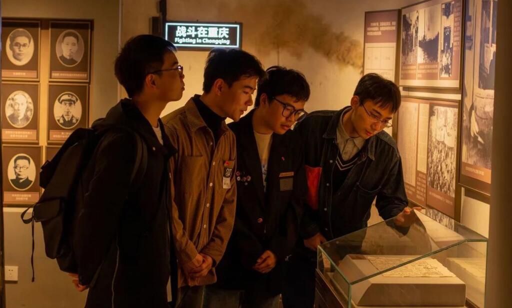西政学子参观渣滓洞