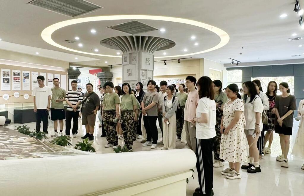 新生参观校史馆