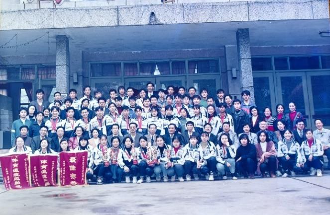 当年学校排球运动队与校领导合影