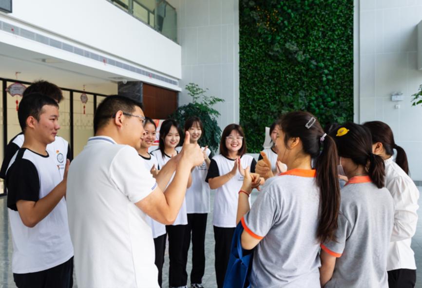 2021年9月14日，西南政法大学“法律有声”宣讲团走进重庆市远大印务有限公司开展党史宣讲手语交流活动
