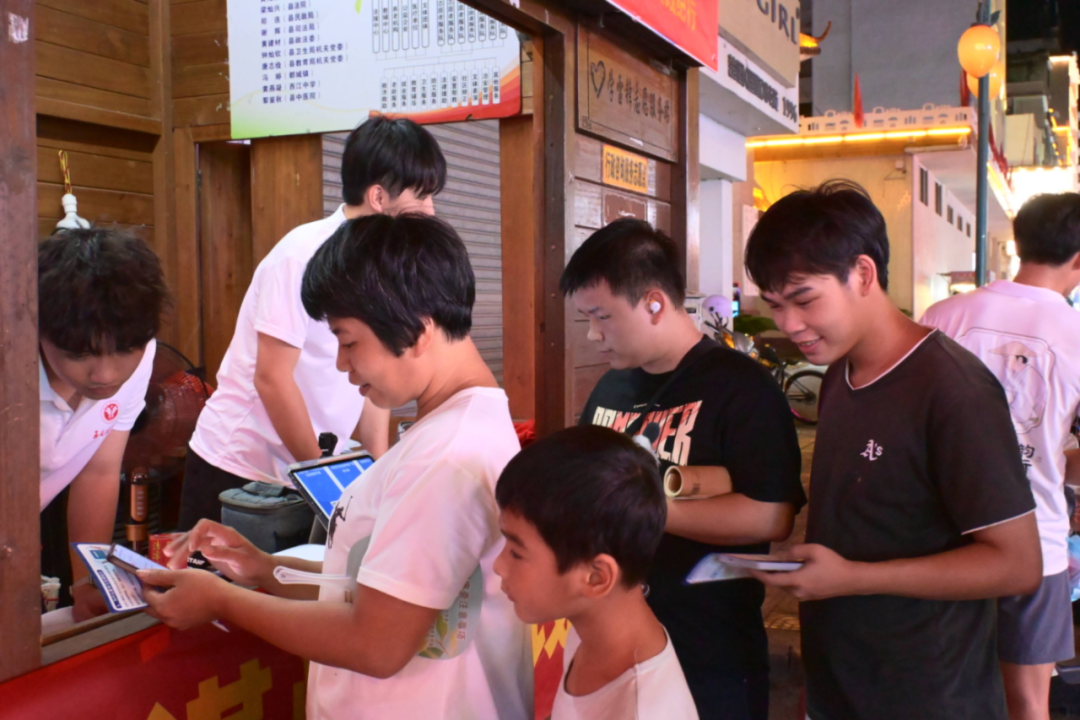 团队在青年之家进行普法宣讲.png