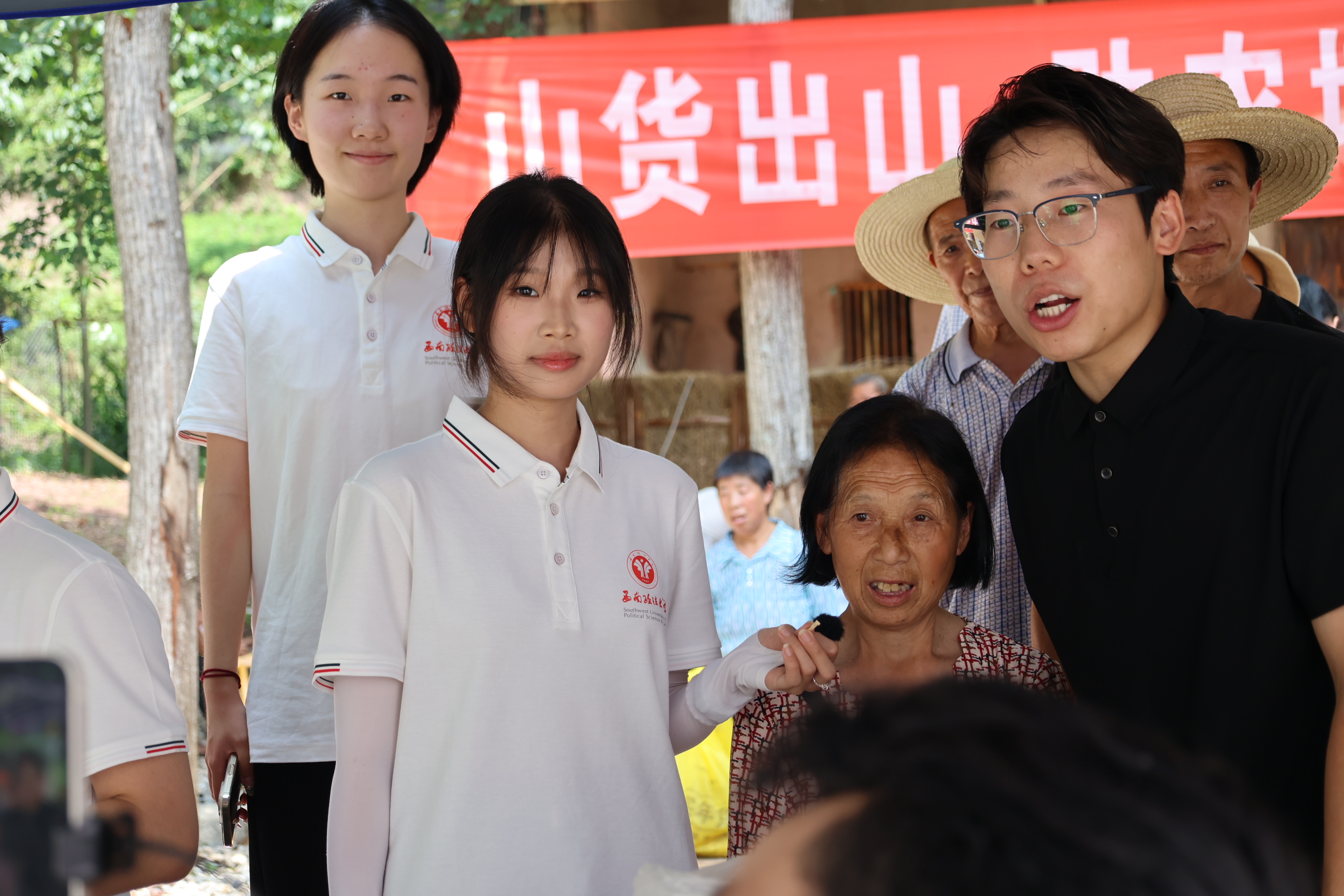 图为宣讲团成员在塘坊镇开展助农直播.JPG