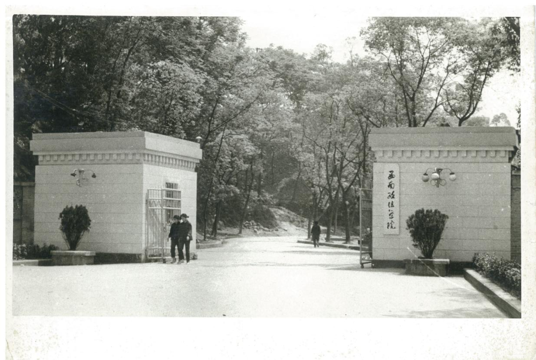 校门.png