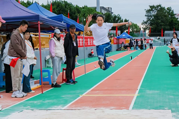 女子跳远。西南政法大学供图