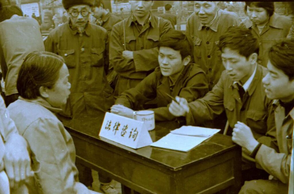 81级实习法律咨询。受访单位供图