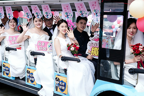 新人乘坐校园巴士婚车。校方供图